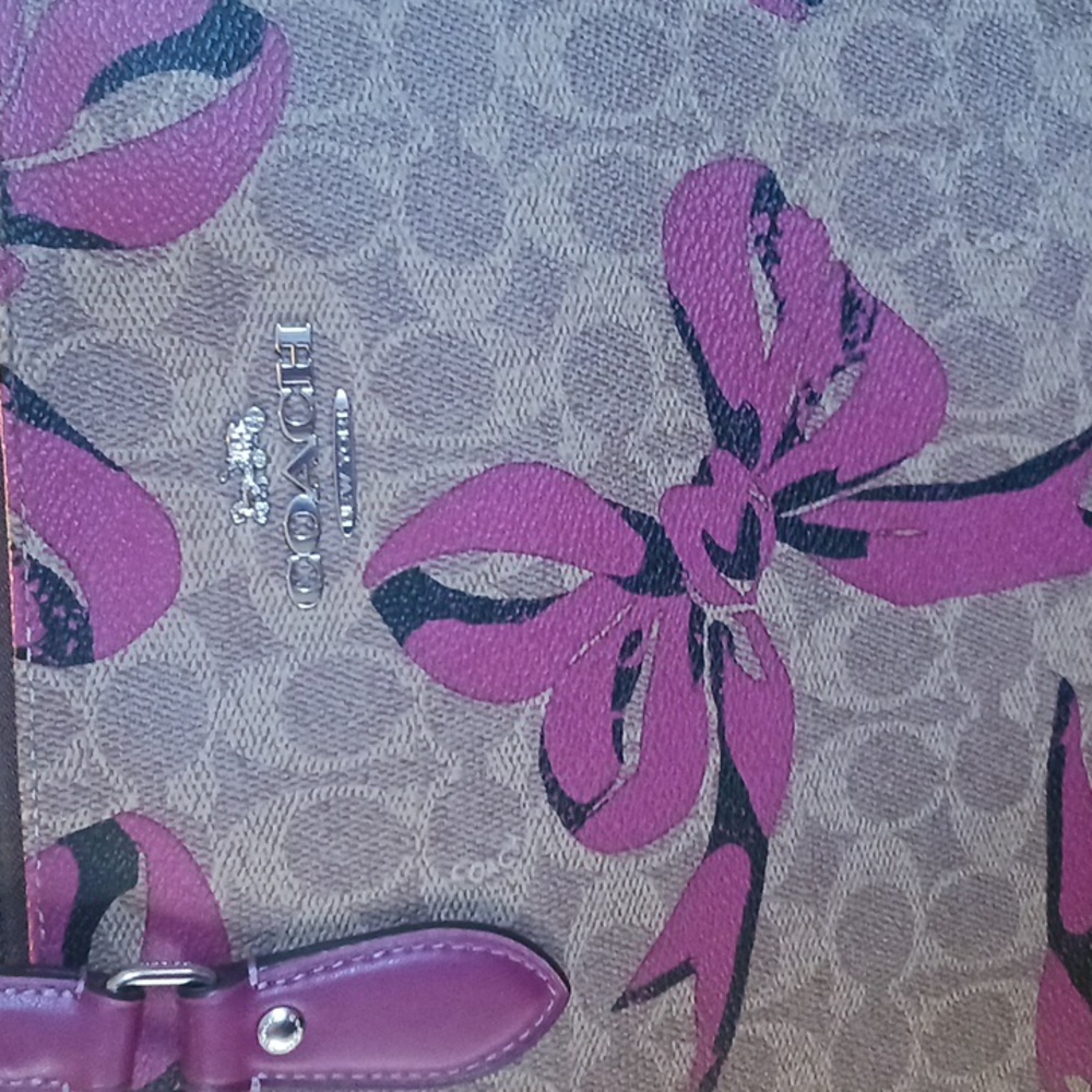 Coach Gallery Tote - Singature Print With Pink Bows - Picture 14 of 14